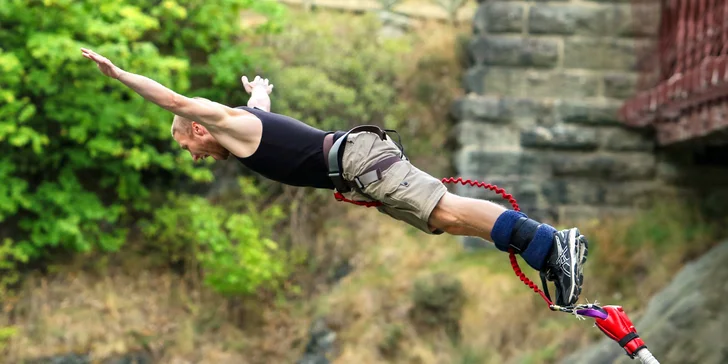 Po hlavě za adrenalinem: extrémní bungee jumping z nejvyššího mostu v České republice