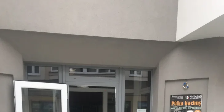 Až 1,2 kg grilovaných žeber s pečivem, křenem a omáčkami