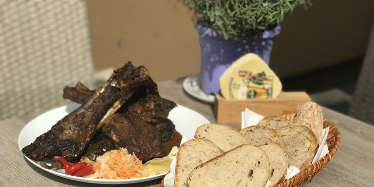 Až 1,2 kg grilovaných žeber s pečivem, křenem a omáčkami