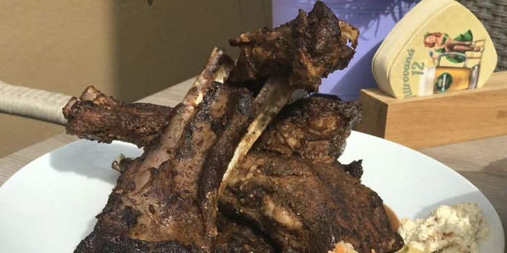 Až 1,2 kg grilovaných žeber s pečivem, křenem a omáčkami