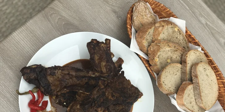 Až 1,2 kg grilovaných žeber s pečivem, křenem a omáčkami