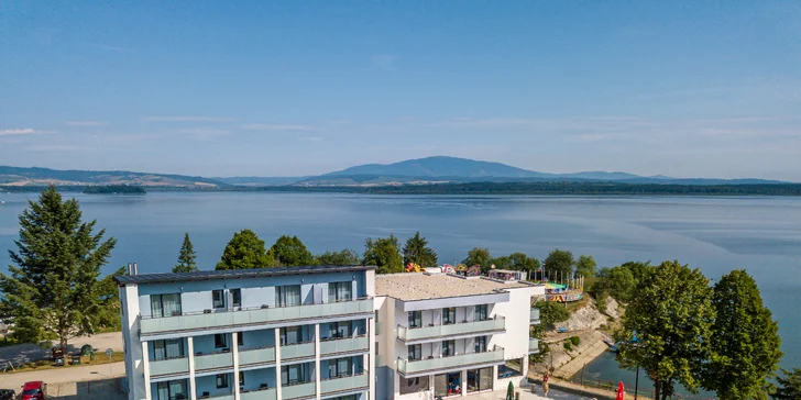 Moderní hotel přímo na břehu Oravské přehrady s polopenzí i slevou na plavbu lodí