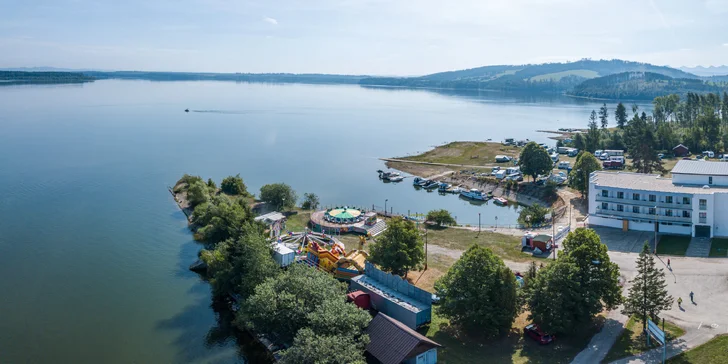 Moderní hotel přímo na břehu Oravské přehrady s polopenzí i slevou na plavbu lodí