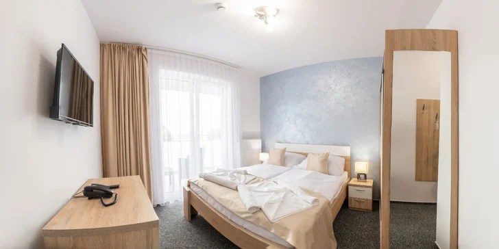 Moderní hotel přímo na břehu Oravské přehrady s polopenzí i slevou na plavbu lodí
