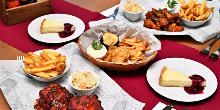 Menu pro dva s výhledem na Karlův most: pečená žebra nebo křídla a bramborové lupínky