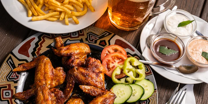 Až 1000 g pečených kuřecích křidélek, hranolky a tři druhy dipů