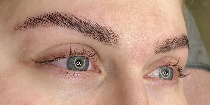 Úprava a barvení obočí, módní laminace i lash lifting přirozených řas