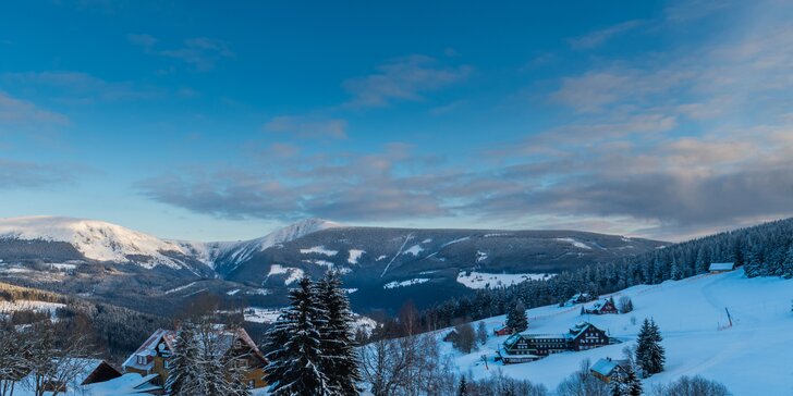 Dovolená pro milovníky turistiky i lyžování v Krkonoších: jednoduché ubytování s polopenzí