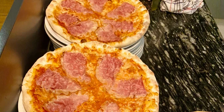 Dvě parádní pizzy o průměru 32 cm podle výběru z celkem 16 druhů