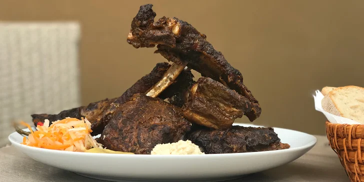 Až 1,2 kg grilovaných žeber s pečivem, křenem a omáčkami
