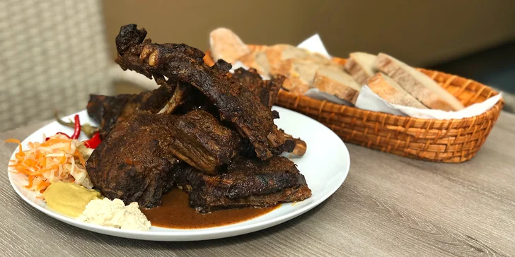 Až 1,2 kg grilovaných žeber s pečivem, křenem a omáčkami