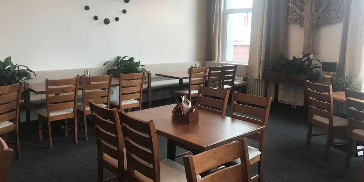Až 1,2 kg grilovaných žeber s pečivem, křenem a omáčkami