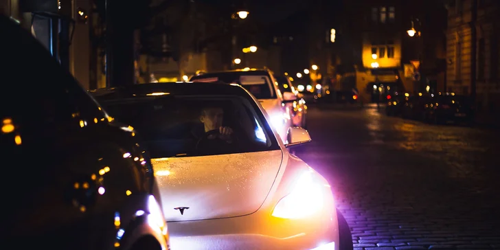 Kurzy bezpečné jízdy nebo parkování v Tesle 3 Performance