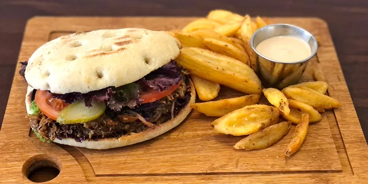 Trhané vepřové BBQ ve flaguettě a bramborové cripsy pro 1 nebo 2 osoby