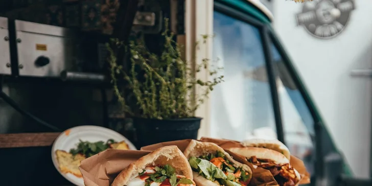 Tuniské menu z food trucku v Karlíně či na Malé Straně: masové či vege i s domácí limonádou