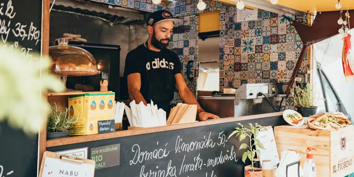 Tuniské menu z food trucku v Karlíně či na Malé Straně: masové či vege i s domácí limonádou