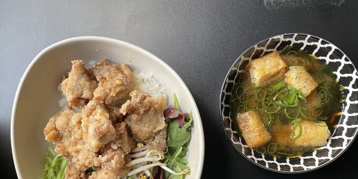 Asijský oběd: miso polévka a smažené kuře v restauraci Engawa