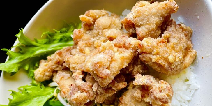 Asijský oběd: miso polévka a smažené kuře v restauraci Engawa