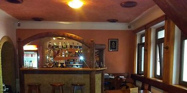 1,5 kg pečeného kolena + 2 piva Stella Artois