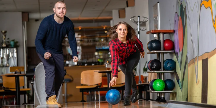 Hodina zábavy na bowlingu pre celú rodinu i partiu
