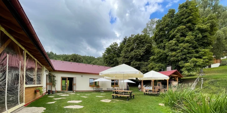 Léto v Posázaví: luxusní chatkový resort, vyhlášená restaurace i koupel v sudu