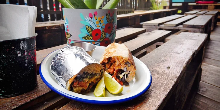 Mexické burrito přímo na náměstí Republiky: masová či vegetariánská pochoutka pro 1 i 2 jedlíky