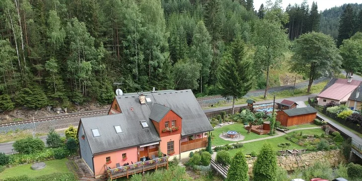 Aktivní dovolená v Adršpachu: polopenze i relax v koupacím sudu