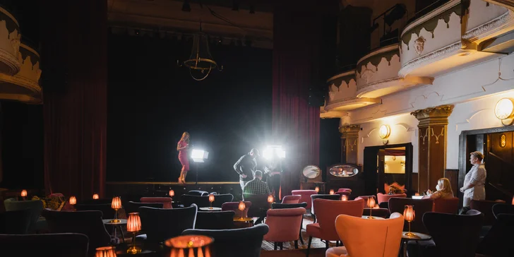 Stand-up comedy v Royal Theatre & Club Chic a seznamovací akce „Set Me Up“