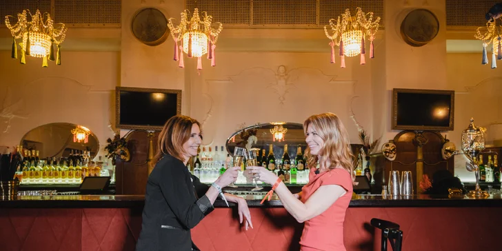 Stand-up comedy v Royal Theatre & Club Chic a seznamovací akce „Set Me Up“