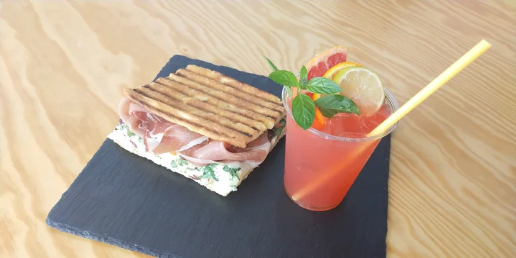 Focaccia sendvič se sušenou šunkou i mozzarellou a limonáda pro 1 nebo 2