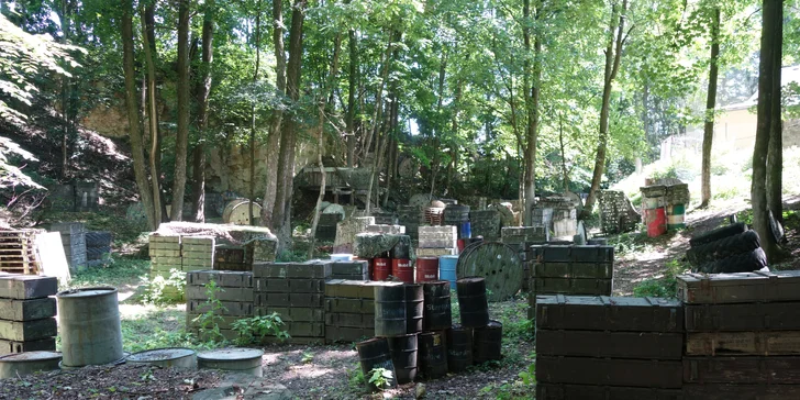 Neomezená hra paintballu včetně kuliček a vybavení v Aiglově lomu