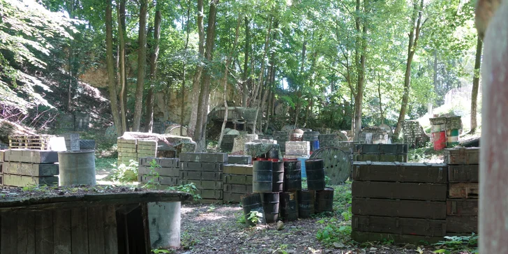 Neomezená hra paintballu včetně kuliček a vybavení v Aiglově lomu