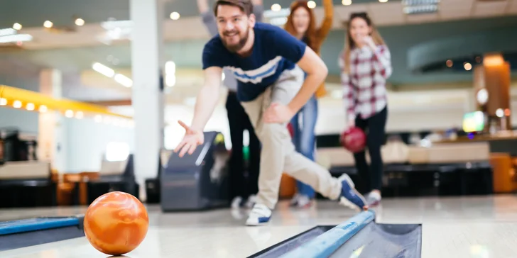 S partou za zábavou: 1 nebo 2 hodiny bowlingu pro 1–4 hráče