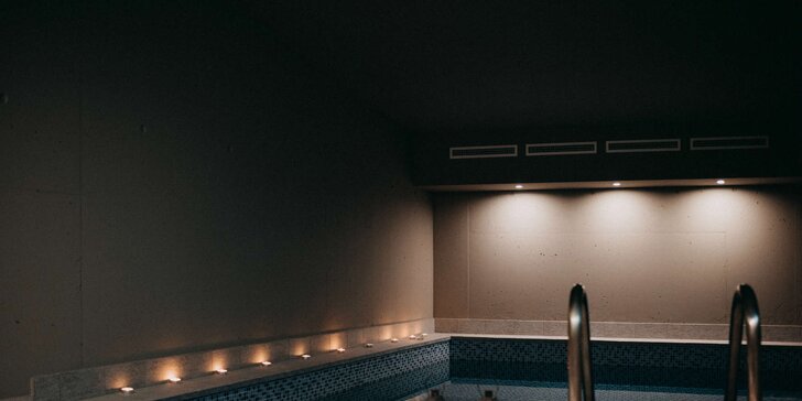 Zážitková koupel s neomezeným vstupem do saunového světa s vířivkou: Pivní koupel a Kleopatřina růžová lázeň
