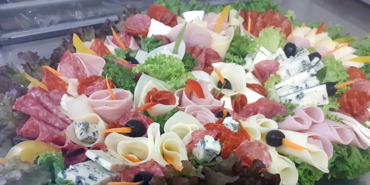 Otevřené vouchery na catering: chlebíčky, obložené mísy, jednohubky i řízky