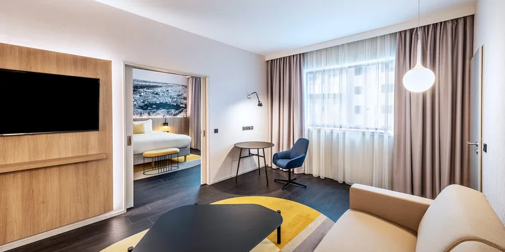 Ubytování v hotelu Marriott na letišti Václava Havla se snídaní či polopenzí a jízdenka na pražské MHD zdarma