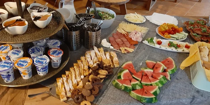 Nový penzion na Broumovsku: pokoje či apartmán s terasou, privátní wellness i venkovní bazén, snídaně
