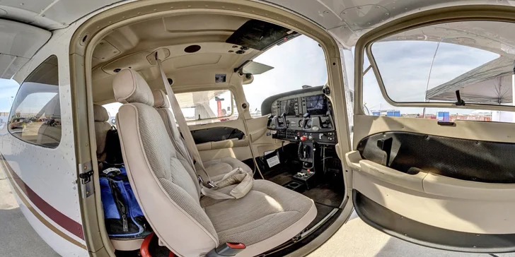 Vzhůru do oblak: seznamovací let i možnost pilotování moderního letounu Cessna 172SP G1000