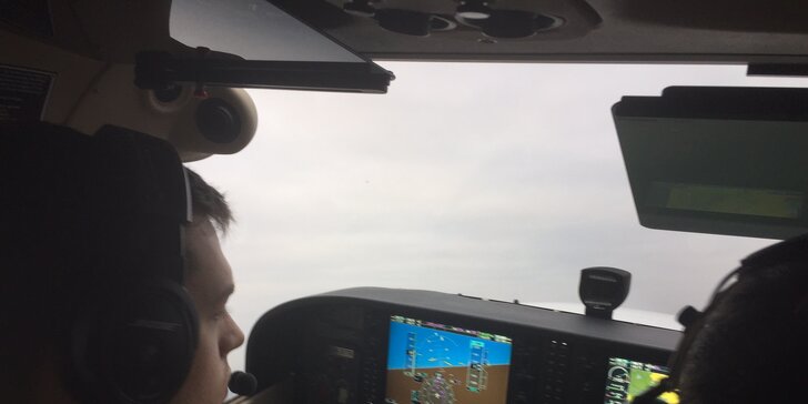 Vzhůru do oblak: seznamovací let i možnost pilotování moderního letounu Cessna 172SP G1000
