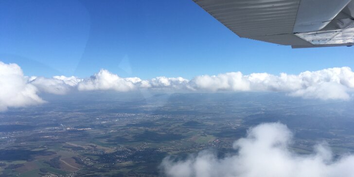 Do oblak s Cessnou: seznamovací let či cca 10–40 min. pilotování na zkoušku