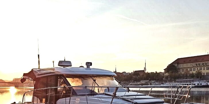 Veřejné i soukromé plavby po Vltavě na luxusní lodi: 40 minut až 5 hodin