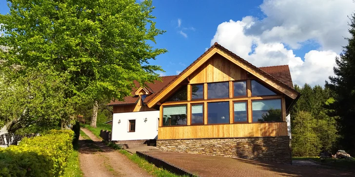 Nový penzion na Broumovsku: pokoje či apartmán s terasou, privátní wellness i venkovní bazén, snídaně