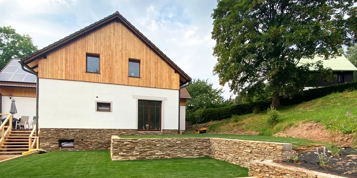 Nový penzion na Broumovsku: pokoje či apartmán s terasou, privátní wellness i venkovní bazén, snídaně