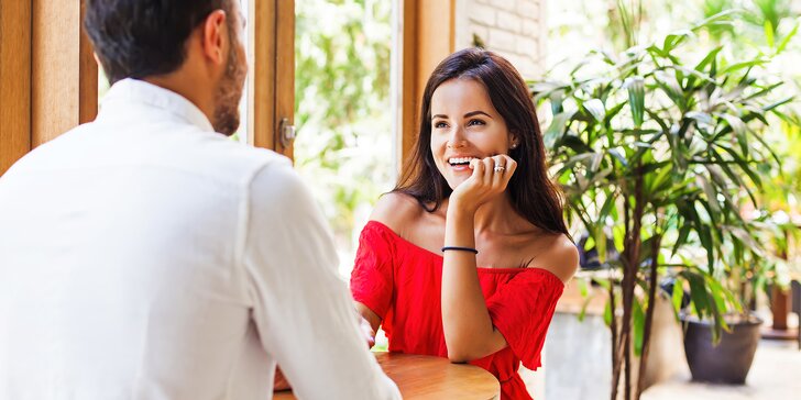 Speed dating pro ženy: 1 vstup na online rande nebo osobní setkání v kavárně v Ostravě