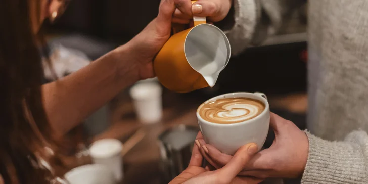Kurzy přípravy kávy na profesionálním i domácím kávovaru či technika latte art