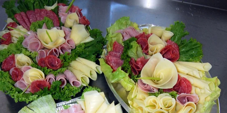 Otevřené vouchery na catering: chlebíčky, obložené mísy, jednohubky i řízky