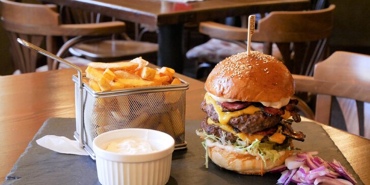 Dobrá Bašta v Litoměřicích: jeden či dva double jelení burgery s hranolky a dipem