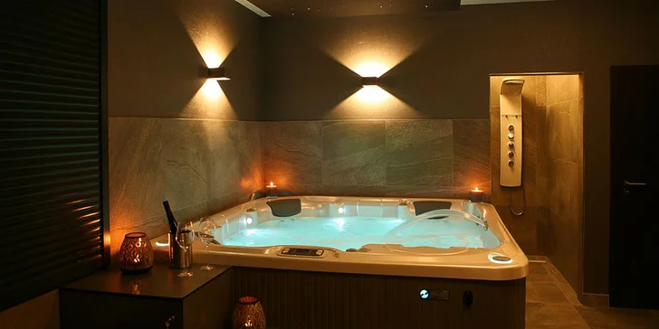 Privátní wellness pro 2 nebo 4 osoby: vířivka, sauna, sekt, ovoce i drinky