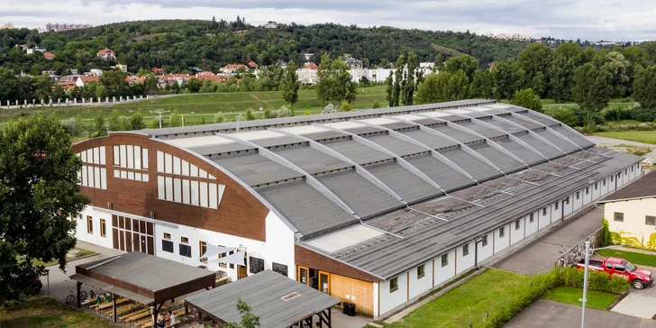 Občerstvení na Císařském ostrově: párek v rohlíku s pivem či malinovkou pro jednoho i pár