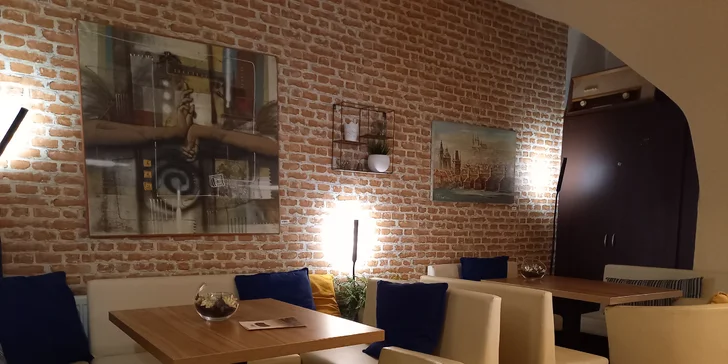 Skvělá svačinka: horký nápoj a dort dle výběru nebo víno pro dva s pikantními nachos
